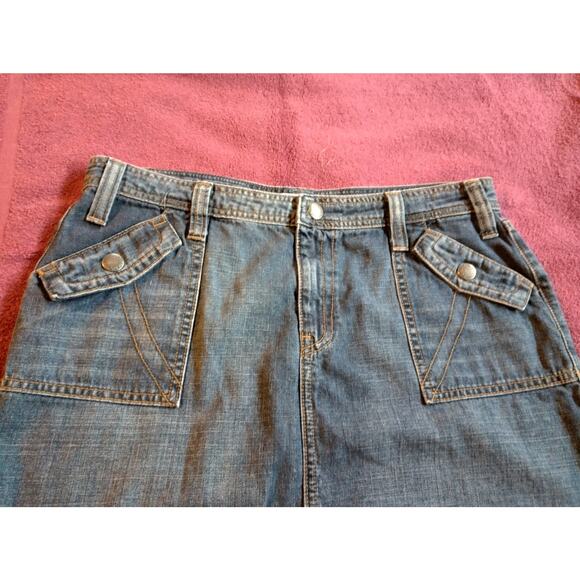 Tommy Hilfiger short denim skirt size 10, zipper front, buttoned pockets - Picture 3 of 9